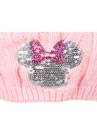 Gebreide roze muts met een zilveren en paarse sequined Minnie Mouse motief, inclusief oren en strik, zachte textuur en geribbelde structuur.