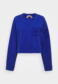 Sudadera corta azul hecha de un tejido de textura suave. Presenta un detalle bordado "N°21" en la parte delantera y un diseño de cuello redondo sencillo.