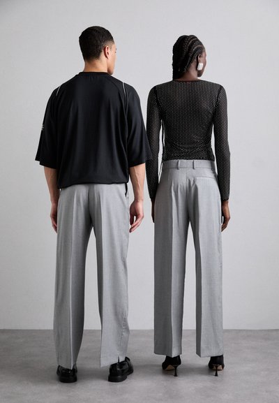 032c WIDE LEG SUIT TROUSERS UNISEX - Hlače - grey melange