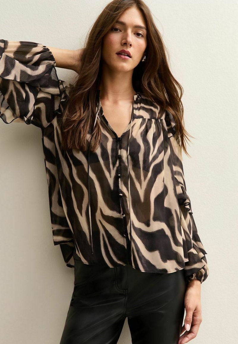 Doorzichtige blouse in zwart en beige zebra-print, met een knopenlijst aan de voorkant, lange gerimpelde mouwen en een relaxte pasvorm.