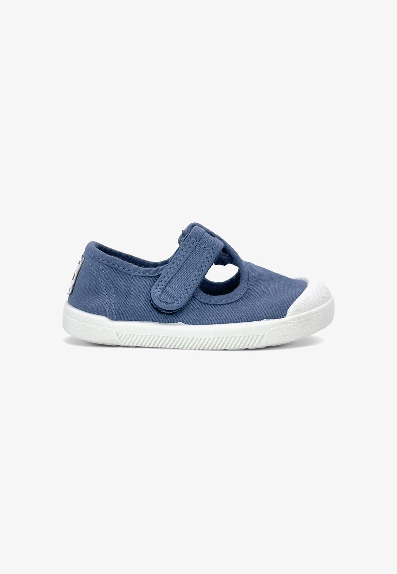 Chaussure en toile bleue pour enfant avec semelle et embout en caoutchouc blanc, dotée d'une bride Velcro réglable sur le dessus.