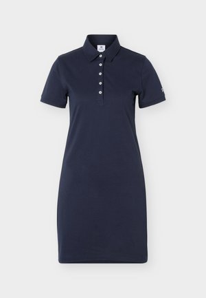 Tmavomodré polo šaty s krátkym rukávom, golierom a piatimi bielymi gombíkmi vpredu.