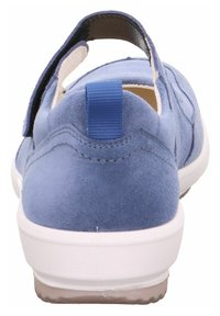 Scarpa blu scamosciata con suola bianca, dotata di una fascia posteriore e superficie testurizzata. Design semplice e piatto con un anello per una facile indossabilità.