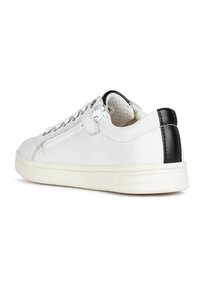 Zapatilla de cuero blanca con un acento negro en el talón, diseño de cordones y forro interior texturizado. Cuenta con una cremallera lateral en contraste.