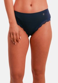 Sous-vêtements bleu marine avec bordure en dentelle le long de la ceinture et des ouvertures des jambes. Tissu doux et lisse avec un bord festonné pour plus de détails.