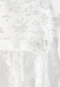 Vit klänning med blommig jacquardmönster, satinsmidda, och spetsblomapplikation prydd med pärlor och paljetter.