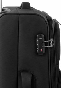Maleta negra con ruedas y superficie texturizada, que incluye un candado de combinación, asa lateral y cremalleras suaves para mayor accesibilidad.