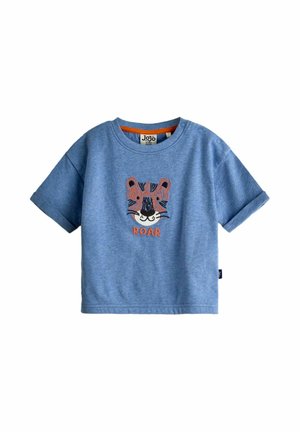 Modrá krátkym rukávom košeľa pre batoľa s výšivkou tigrovej tváre a textom "ROAR", obsahujúca cvoky na ramene a manžetové rukávy.