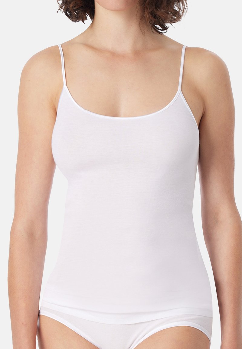 Witte camisole met dunne schouderbandjes, een ronde halslijn en een aansluitend ontwerp, gemaakt van glad, lichtgewicht stof.
