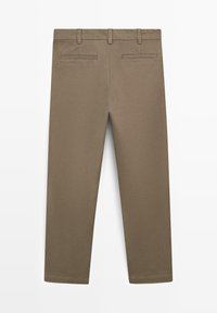 Brune bomuldsbukser med lige snit, med to baglommer og bæltestropper, glat tekstur og rene kanter.