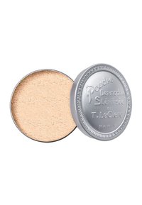 Runde, silberne Dose mit loses Puder. Ihr Deckel hat geprägt Text. Das Puder im Inneren ist hellbeige und fein strukturiert.