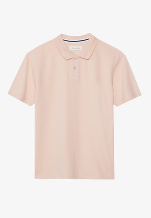 Camisa polo de color rosa suave, de manga corta, con cuello y tapeta de tres botones, tejido texturizado y un sutil detalle a rayas en el interior del cuello.