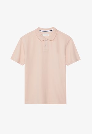 T-shirt polo em rosa suave, mangas curtas, colarinho com abertura de três botões, tecido texturizado e um detalhe listrado subtil no interior do colarinho.