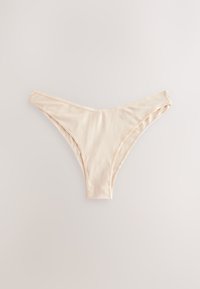 Beżowa bezszwowa bielizna w stylu bikini o niskim stanie, wykonana z gładkiego, elastycznego materiału, rozłożona na płasko na neutralnym tle.