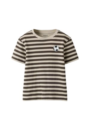 Bruin en beige horizontaal gestreept kinder-T-shirt met korte mouwen en een kleine voetbalafbeelding op de linkerborst.