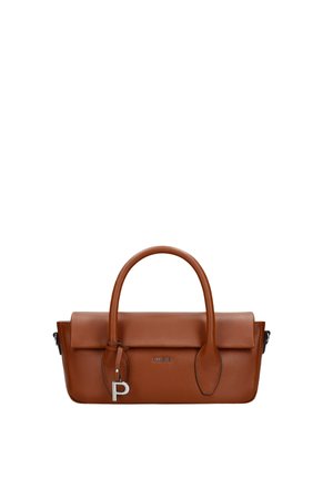 Sac à main en cuir marron avec des poignées supérieures arrondies, une fermeture à rabat et un charm argenté en forme de "P" sur le devant.