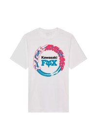 Camiseta blanca de algodón con un gráfico circular que presenta "Kawasaki" y "FOX" en negro, rodeado de acentos en rosa y azul, y un motivo de lobo.