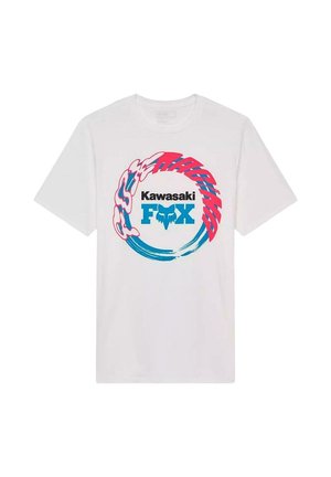 Camiseta blanca de algodón con un gráfico circular que presenta "Kawasaki" y "FOX" en negro, rodeado de acentos en rosa y azul, y un motivo de lobo.