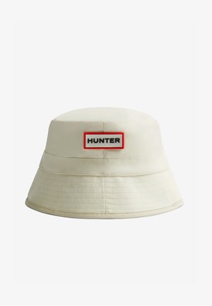 Kremasti šešir s širokim obodom, napravljen od glatkog materijala, s zaobljenim vrhom. Na njemu se vidi izvezena oznaka "HUNTER" s crvenim obrubom.