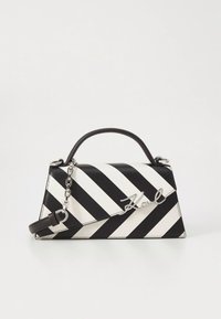 Zwart-witte gestreepte handtas met een gestructureerde vorm, van leer, zilverkleurige logodetails en een afneembare kettingriem.