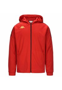 Giacca rossa con cappuccio realizzata in tessuto liscio. Presenta una cerniera a tutta lunghezza, logo Kappa in oro e tasche laterali. Senza motivi prominenti.