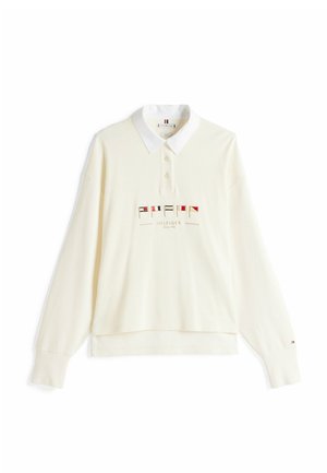 Crèmewit poloshirt met lange mouwen, witte kraag, knoopsluiting, kleine gekleurde vlaggenborduursels en de tekst "Hilfiger Since 1985" op de voorkant.