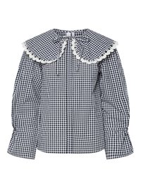 Svart og hvit gingham-bluse med stor bølget krage, snøring ved halsen og puffede ermer med rynkede mansjetter. Tekstureret bomullsstoff.