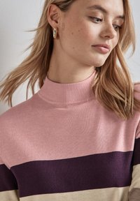 Strickpullover mit hohem Rippkragen, der rosa, cremefarbene und dunkelviolette horizontale Streifen aufweist, eine glatte Textur und eine enganliegende Passform hat.