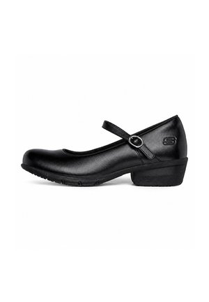 Zapato Mary Jane de cuero negro con tacón bajo tipo bloque y correa con hebilla, con suela texturizada y logotipo en relieve en el talón.