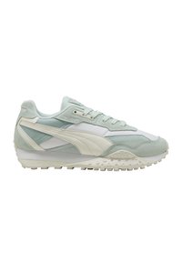 Zapatilla en verde claro y blanco con una mezcla de materiales de ante y lisos, que presenta una suela texturizada y un diseño estratificado.