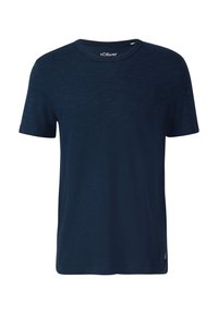 Donkerblauwe t-shirt met korte mouwen en ronde hals, met een subtiele textuur en een klein driehoekig stiksel onder de kraag.