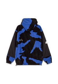 Chaqueta de forro polar con un patrón de camuflaje negro y azul, capucha y mangas de tela negra. Los acentos incluyen un detalle decorativo de costura.