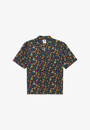 Camicetta a maniche corte realizzata in tessuto nero con motivi floreali multicolori, che mostra varie forme e dimensioni di fiori.