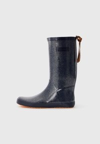 Botte de pluie en caoutchouc bleu pailleté avec un bout arrondi, une semelle texturée et un accent en cuir décoratif en haut. Surface lisse avec un éclat métallique.