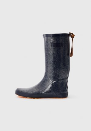 Botte de pluie en caoutchouc bleu pailleté avec un bout arrondi, une semelle texturée et un accent en cuir décoratif en haut. Surface lisse avec un éclat métallique.