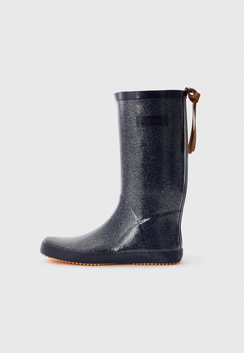 Botte de pluie en caoutchouc bleu pailleté avec un bout arrondi, une semelle texturée et un accent en cuir décoratif en haut. Surface lisse avec un éclat métallique.