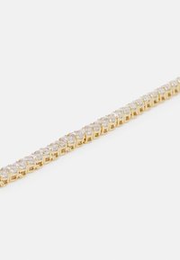 Goldfarbene Armbänder mit einer Reihe von klaren, geschliffenen Steinen in einem verbundenen Design. Glatte Oberfläche mit glänzender Textur.