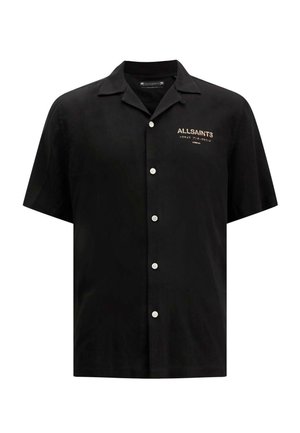 Camisa negra de manga corta hecha de tela suave, con cuello puntiagudo, cierre de botones y un pequeño logo bordado en el pecho.