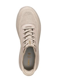 Sneaker beige in maglia con tomaia in rete, punta tonda e lacci piatti. Dotata di una suola leggera e di un logo in rilievo sulla linguetta.