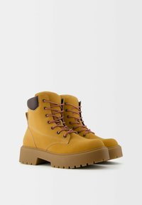 Bershka Stivaletti con plateau - camel