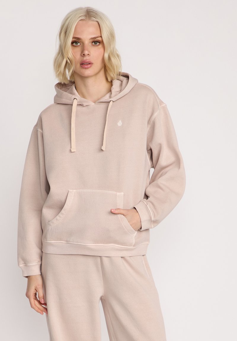Lys beige hoodie i blødt stof med en frontlomme, snor i hætten og et lille logo på brystet. Afslappet pasform og ribbede manchetter.