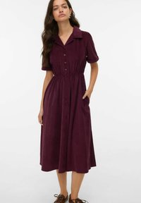 Bordeaux midi-jurkje met een kraag, knoopsluiting aan de voorkant, korte mouwen, elastische taille en zijzakken; gemaakt van zachte stof.