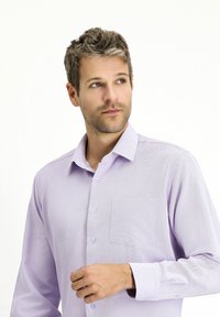 Camicia a maniche lunghe di colore viola chiaro con un motivo testurizzato, chiusura a bottoni e taschino sul petto. Presenta un colletto classico e polsini con bottoni.