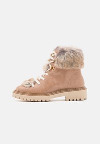 Bottines à lacets en cuir beige clair avec un col en fourrure douce, surface texturée et semelle en caoutchouc crème robuste.