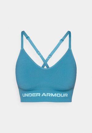 Svjetloplavi sportski grudnjak s podesivim križnim naramenicama, glatke teksture i širokim pojasom s logotipom "UNDER ARMOUR" u kontrastnoj bijeloj boji.