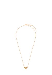 Złoty naszyjnik z cienkim łańcuchem, który posiada mały wisiorek w kształcie serca. Łańcuch zawiera zapięcie z możliwością regulacji długości.