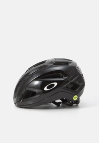 Czarny kask rowerowy o aerodynamicznej konstrukcji, z wieloma otworami wentylacyjnymi, zieloną etykietą MIPS oraz wyraźnym białym logo z boku.