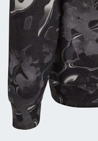 Felpa con un motivo astratto in nero e grigio, polsini a costine e morbida texture del tessuto. Orlo curvo nella parte inferiore per una vestibilità informale.