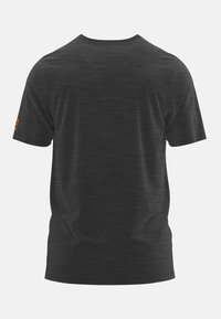 Korte mouwen t-shirt in donkergrijs, met een gestructureerde stof met subtiele tonale strepen en een klein logo op de linker mouw.