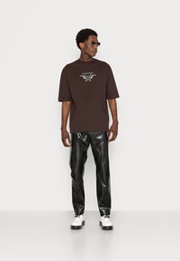 YOURTURN by Zalando - UNISEX - Print T-shirt -  dark brown Thumbnail Image 1